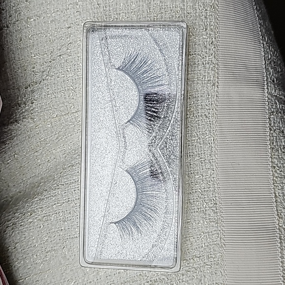 Black lashes New in box by Googoo brand - Picture 4 of 4